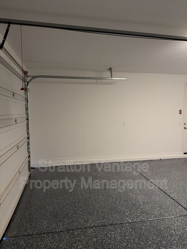 Building Photo - 36005 W San Clemente Ave