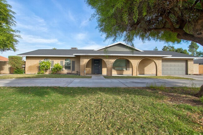 Foto del edificio - Gorgeous 5 Bedroom with a Den Remodeled pr...