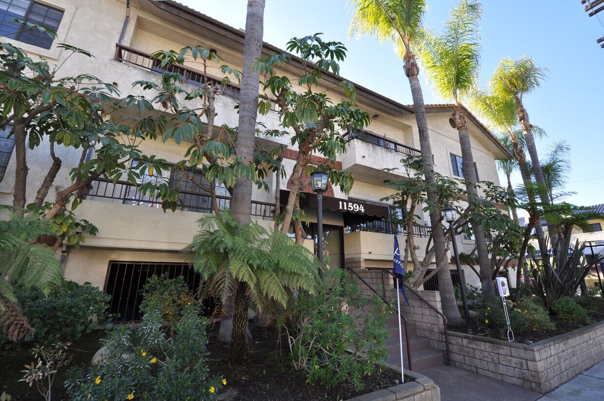Foto principal - 11594 Moorpark St