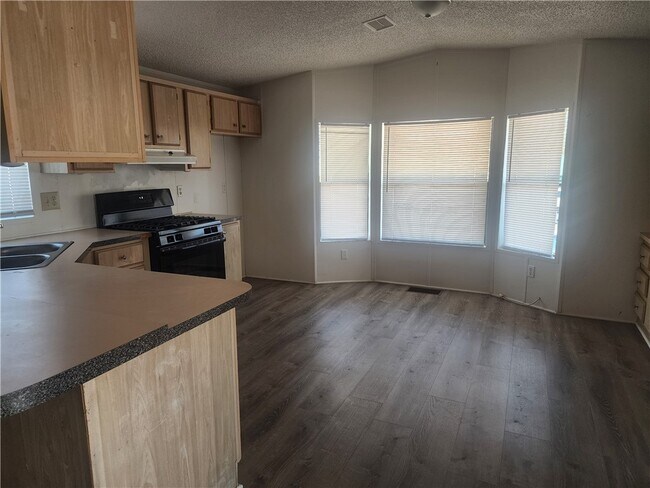 Building Photo - 691 Church St