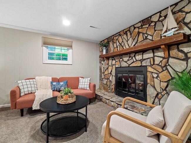 Foto del edificio - 5012 Hollyview Dr