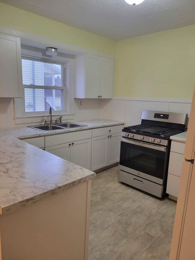 Building Photo - SPACIOUS 3 BEDROOM HOME