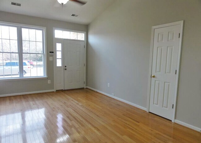 Puerta de entrada, sala y armario. - 334 Lora Dr