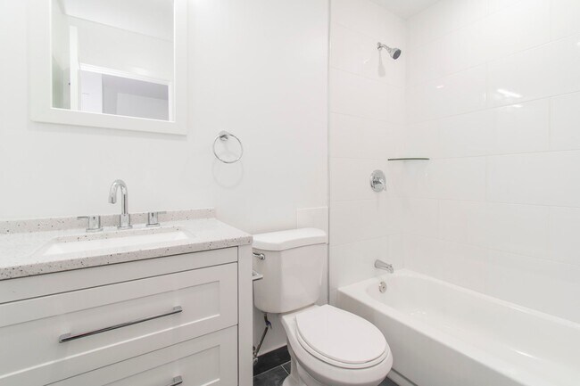 Foto del edificio - New! Renovated & Modern Apartment