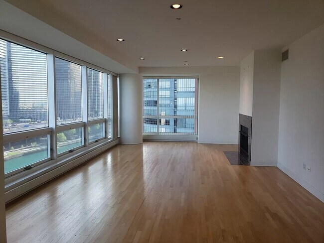 Foto del edificio - 445 E North Water St