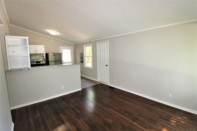 Foto del edificio - Fully Renovated 3-Bedroom Ranch in South C...