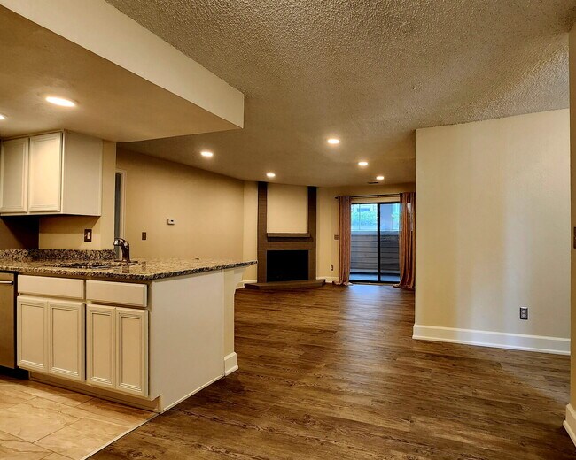 Foto del edificio - PRICE DROP!  Beautiful Ground Floor 2 Bed 2 Bath Condo! Sunroom!
