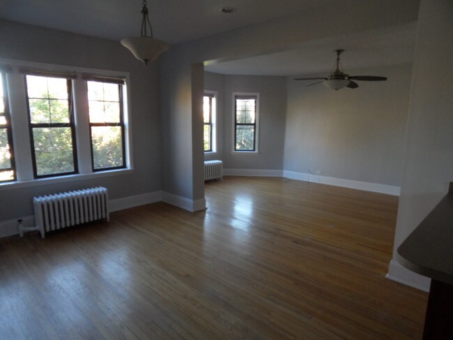 Building Photo - 1527 W Farwell Ave