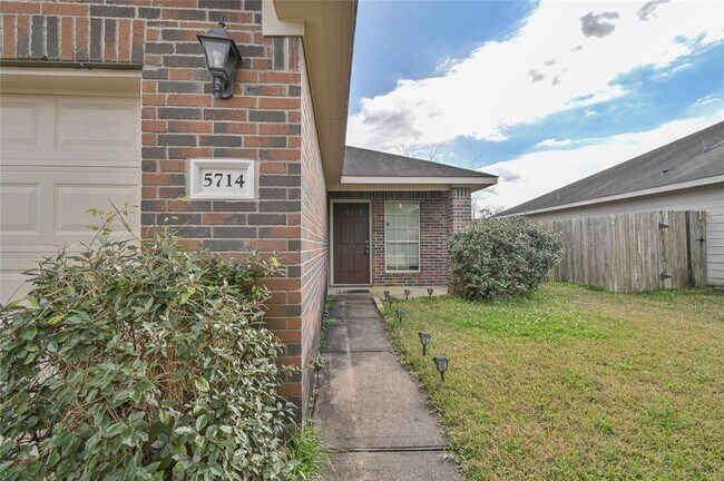 Building Photo - 5714 Park Village Dr