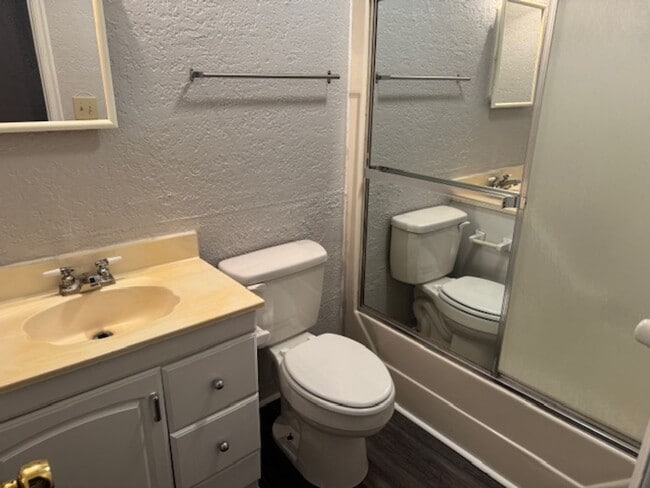 Foto del edificio - 222 Poplar Rd