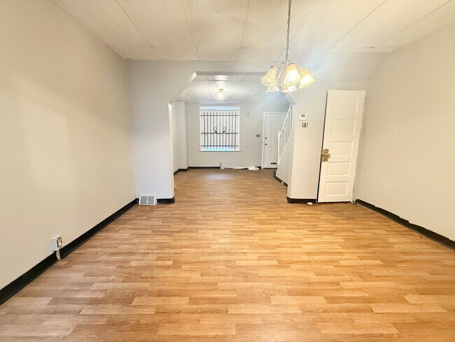 Foto del edificio - 3 Bedroom Home Available Now