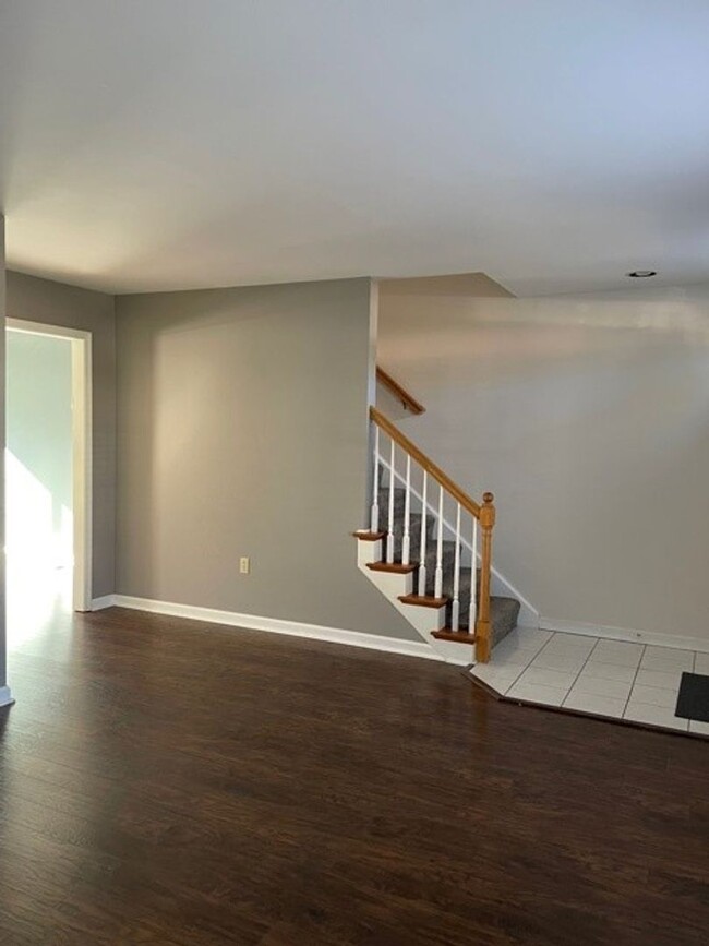 Building Photo - 2 Bed 1.5 Bath Single Family Home For Rent...