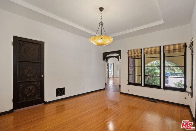 Building Photo - 10762 Wellworth Ave