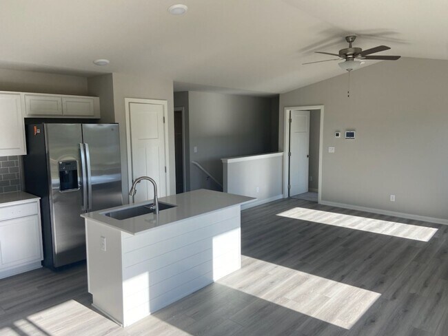 Foto del edificio - Luxury Newer Construction Home with Attach...