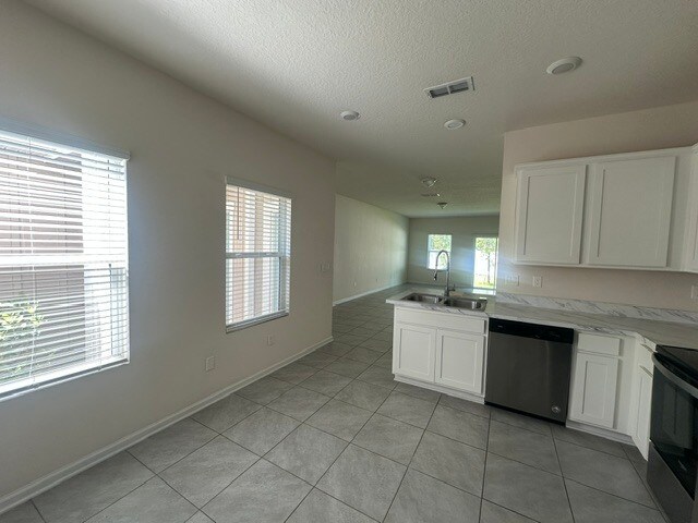 Building Photo - Modern 3 Bedroom Townhome Near River City Marketplace