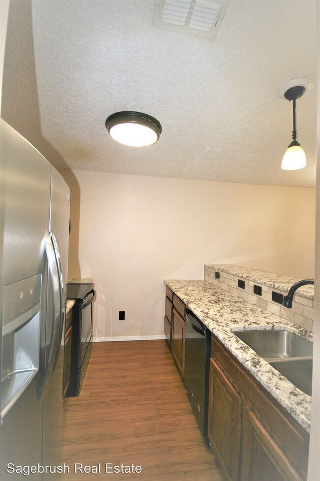 Building Photo - 105 Limestone