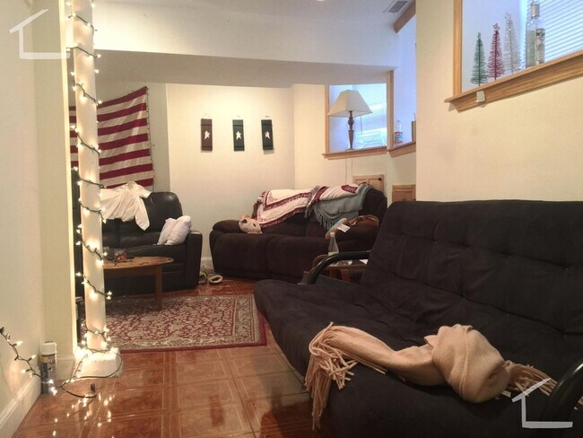 Building Photo - Spacious Four Bed Right in Washington Square