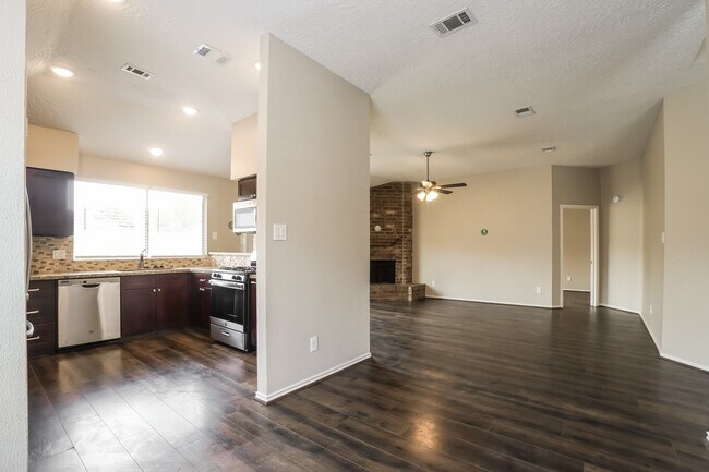 Foto del edificio - 15118 Loma Paseo Dr