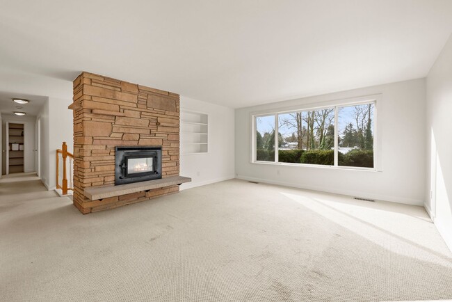 Building Photo - Beautiful 3 bed/2.5 bath Split Level Home – Close to Boeing & The Landing