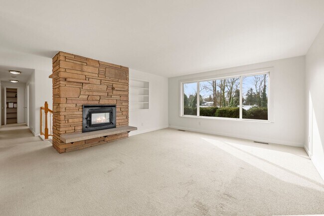 Foto del edificio - Beautiful 3 bed/2.5 bath Split Level Home – Close to Boeing & The Landing