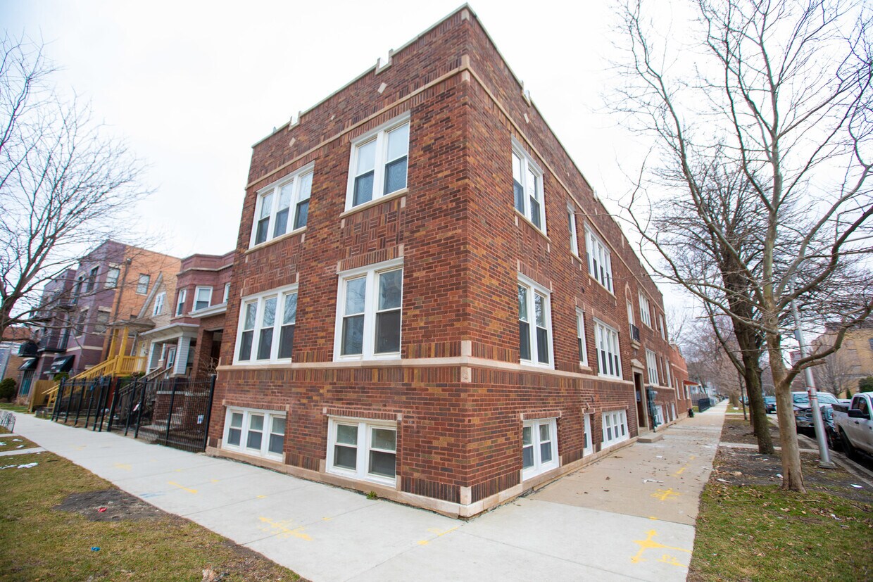 Primary Photo - 3355 N Whipple St