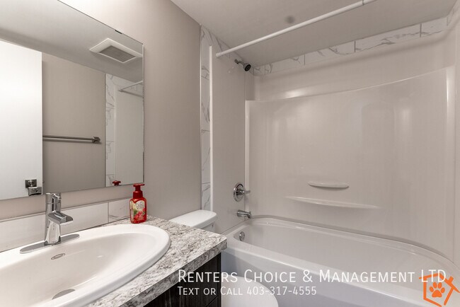 Photo du bâtiment - Newly Renovated1 Bedroom, Utilities Included, Assigned Parking