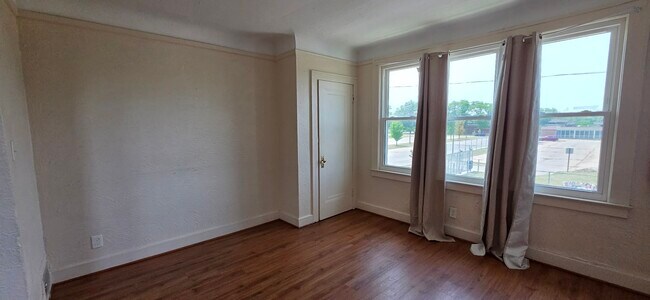 Foto del edificio - 3410 Rosa Parks Blvd