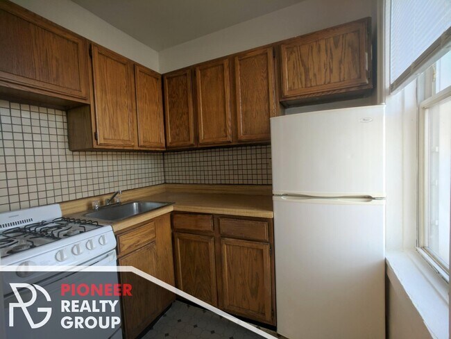Building Photo - 717 W Belmont Ave
