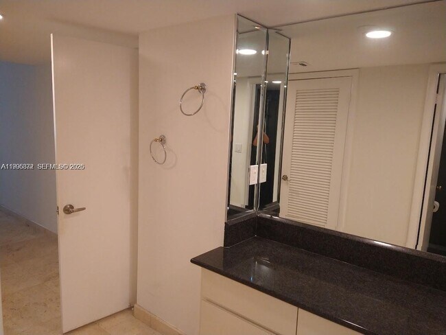 Foto del edificio - 6039 Collins Ave
