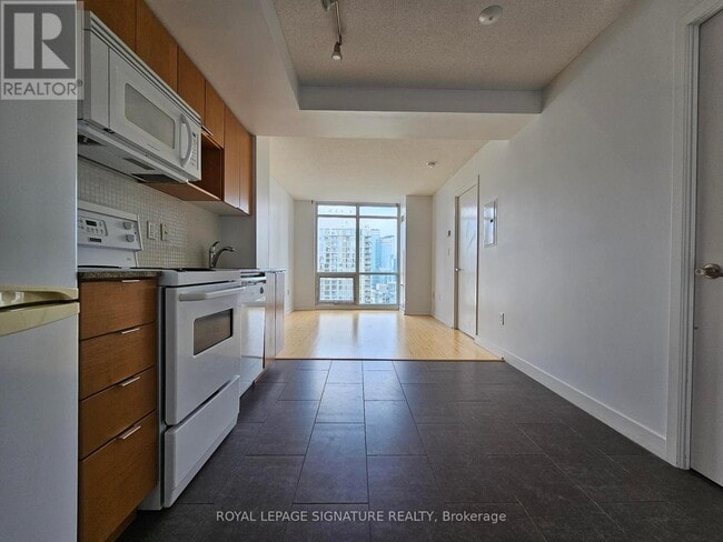 Building Photo - 15-4015 Fort York Blvd