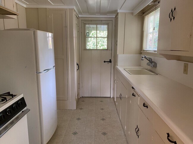 Foto del edificio - Historic Hugh Comstock Cottage in the Heart of Carmel-by-the-Sea