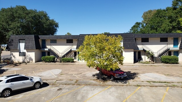 Building Photo - 206 N Pine Ave