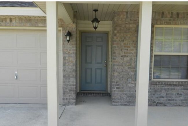Building Photo - 5800 Pescara Dr