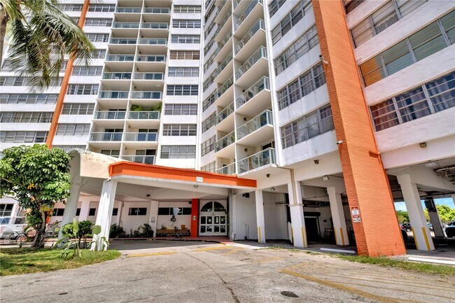 Foto del edificio - 1351 NE Miami Gardens Dr