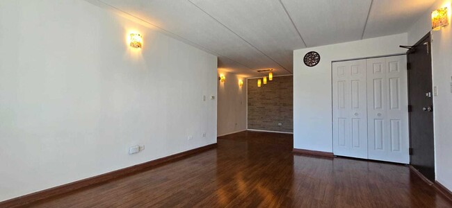 Building Photo - 271 Shorewood Dr