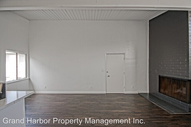 Building Photo - 2201 Manhattan Ave