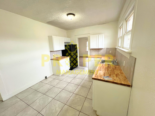 Building Photo - 4 bedrooms 2 bathrooms house with a lot of...