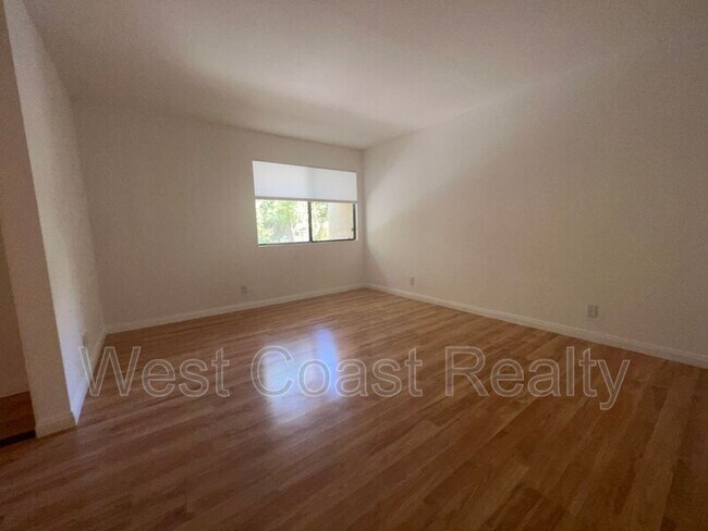 Building Photo - 200 W Racquet Club Rd