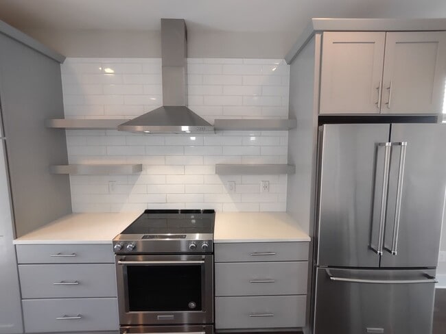 Building Photo - Pristine, move in ready Townhome located i...