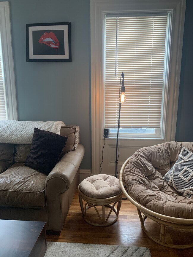 Living Room - 130 Sutton St
