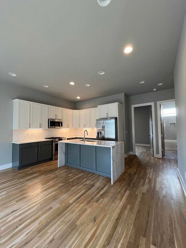 Building Photo - 976 Youngs Ln