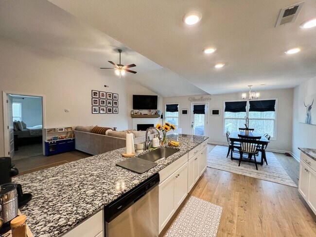 Foto del edificio - Single Family with a Fenced Backyard and a...
