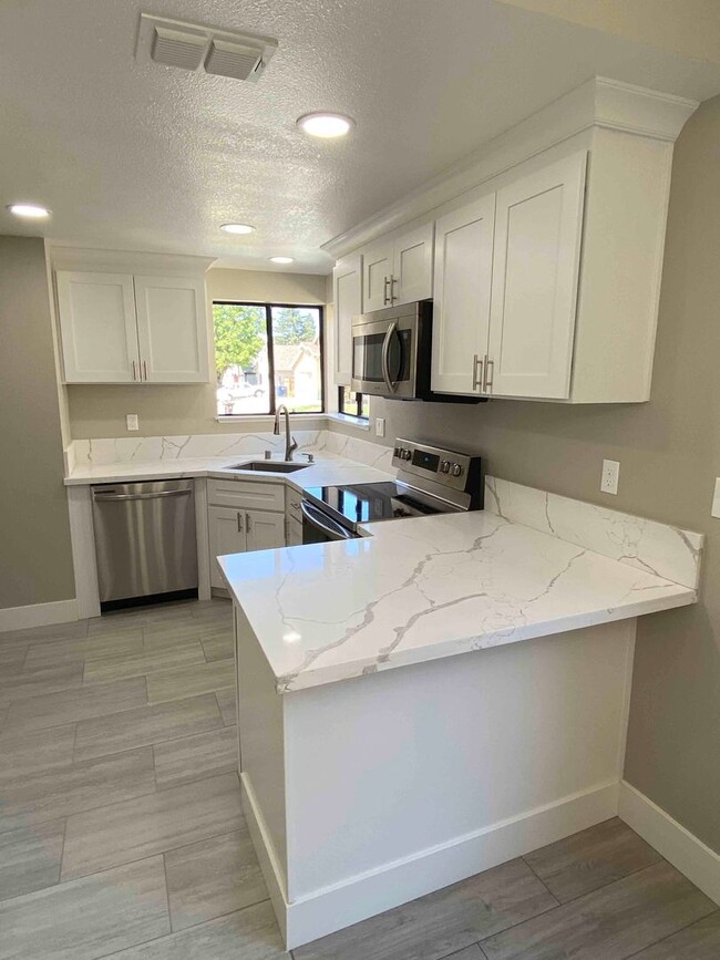 Foto del edificio - Gorgeous Remodeled 2 Bed In Citrus Heights