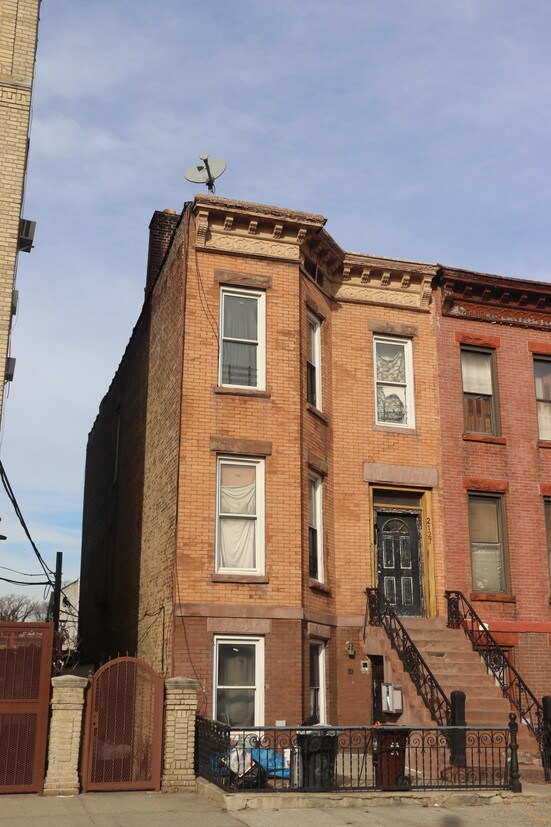 Primary Photo - 2127 Pacific St
