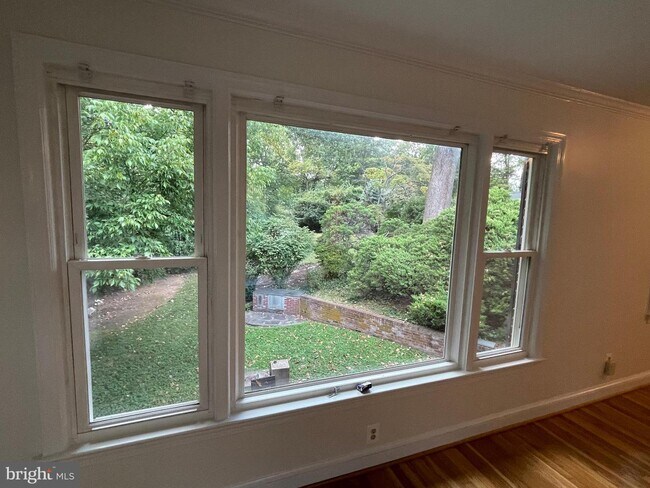 Foto del edificio - 4844 Chevy Chase Blvd