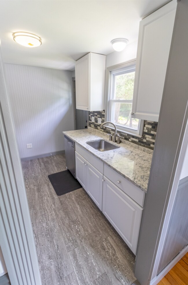 Building Photo - 2 Bedroom Ranch with Solar Panels, great e...