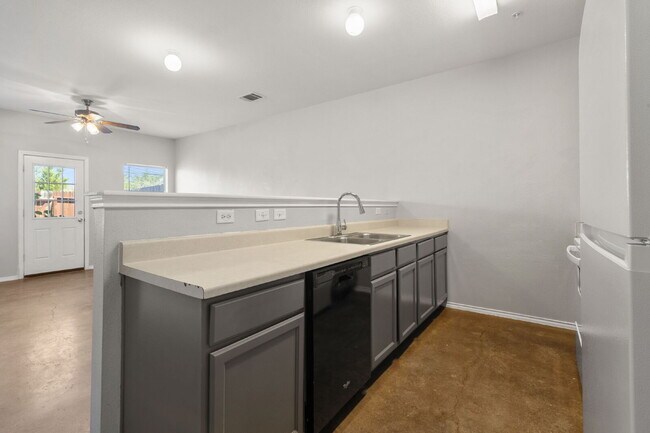 Building Photo - "Spacious 3-Bed Retreat with 2.5 Baths – Your Ideal Home in Universal City!"