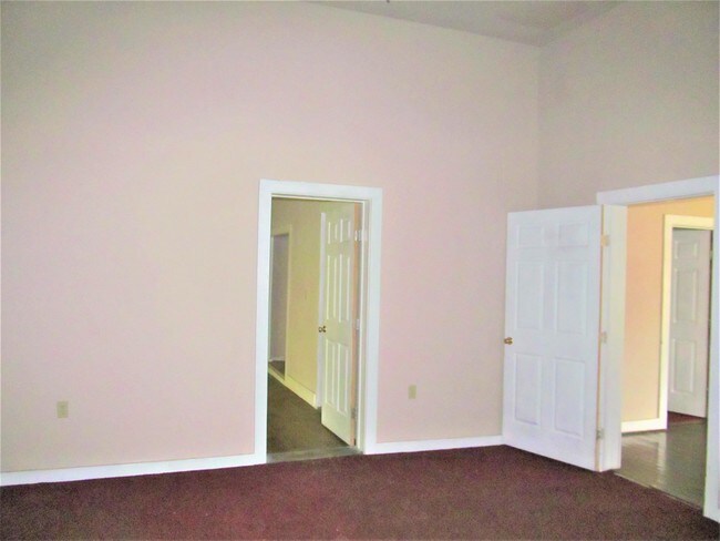 Building Photo - 302 Magnolia Ave