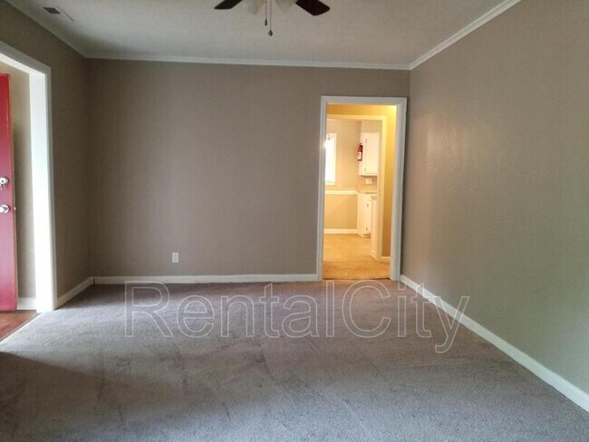 Building Photo - 4055 Roseland St