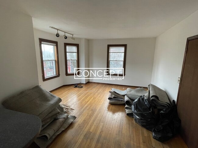 Building Photo - 87 Sheridan St